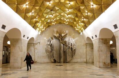 El interior de la estacin Aviamotornaya. El metro de Mosc es uno de los sistemas subterrneos ms ocupados e impresionantes del mundo.