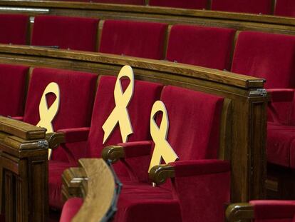 Llaços grocs als escons del Parlament.