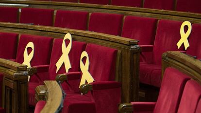 Lazos amarillos en escaños del Parlament.