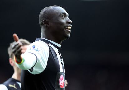 Papiss Cisse del Newcastle celebra su gol ante el Wolverhampton, 2-2.