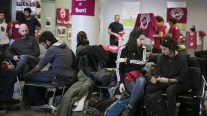 Alrededor de 50 jóvenes ocupan durante siete horas la sede central de Bankia en Barcelona.