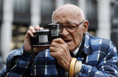 El fotógrafo, ecologista y militante comunista Manuel de Cos, de 96 años, durante una manifestación convocada por el Encuentro Estatal de Colectivos de la Memoria Histórica y de Víctimas del Franquismo el 20 de noviembre de 2016 en la Puerta del Sol de Madrid.