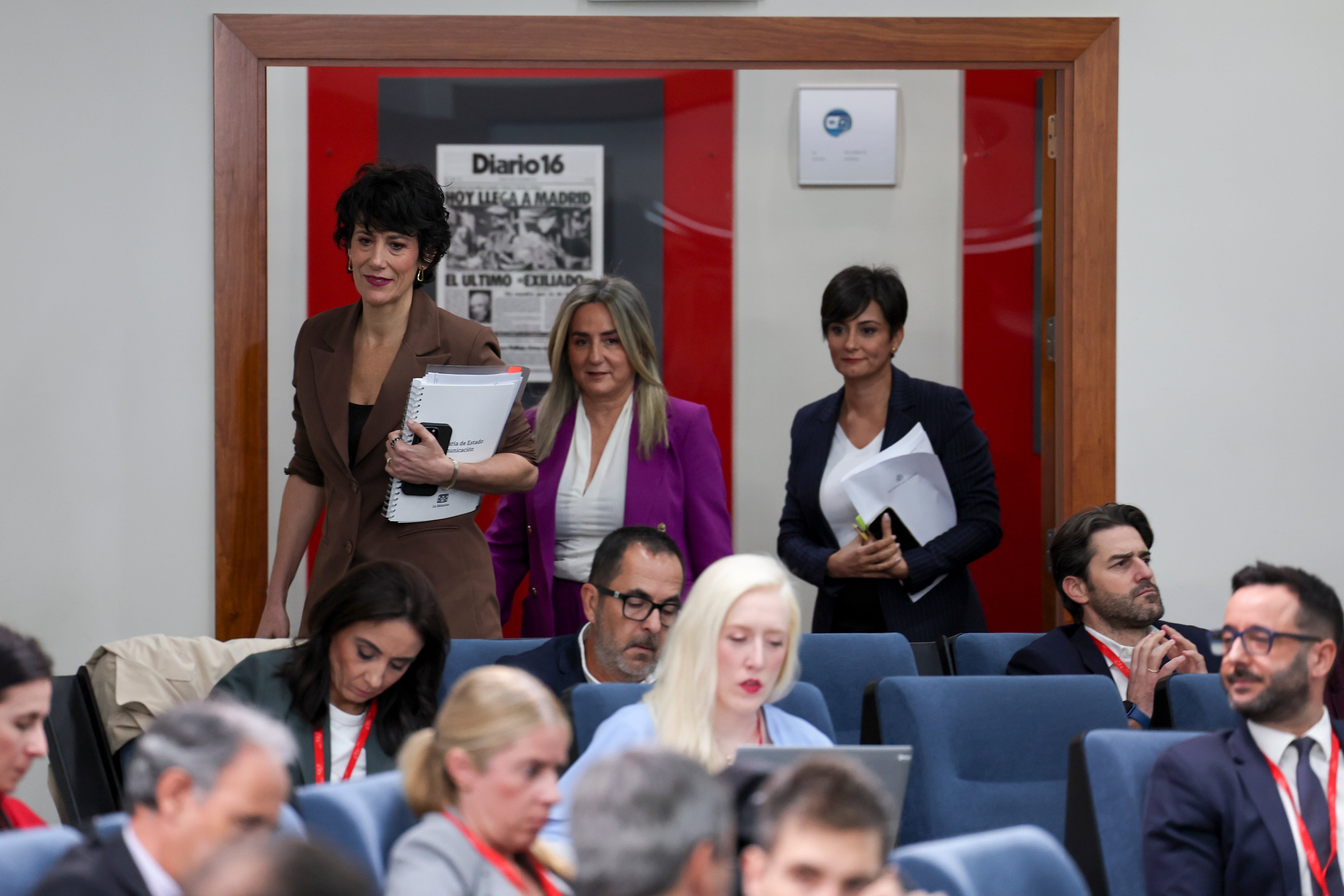 Desde la izquierda, las ministra de Inclusión, Seguridad Social y Migraciones y portavoz del Gobierno, Elma Saiz, la ministra de Educación, Milagros Tolón, y la ministra de Vivienda, Isabel Rodríguez.
