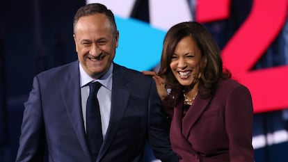Kamala Harris y su marido, Douglas Emhoff, durante la convención demócrata celebrada en Wilmington, Delaware, en agosto de 2020.