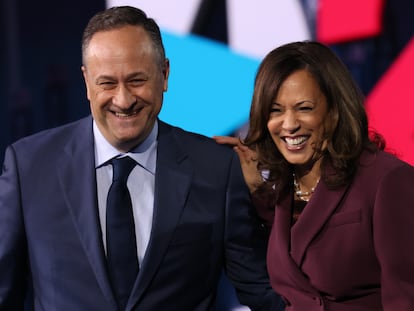 Kamala Harris y su marido, Douglas Emhoff, durante la convención demócrata celebrada en Wilmington, Delaware, en agosto de 2020.