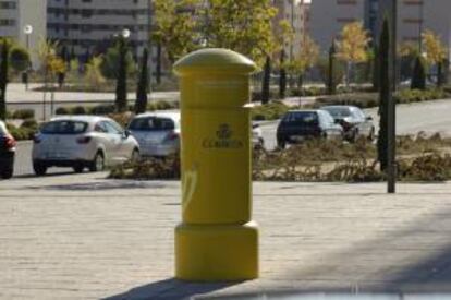 Buzón de Correos en el barrio de Sanchinarro en Madrid.