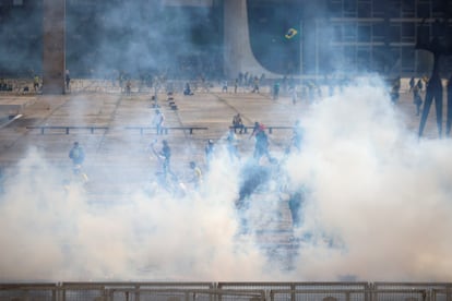 La policía dispara una nube de gas lacrimógeno para intentar detener a los bolsonaristas en su ingreso en las sedes de los tres poderes. 