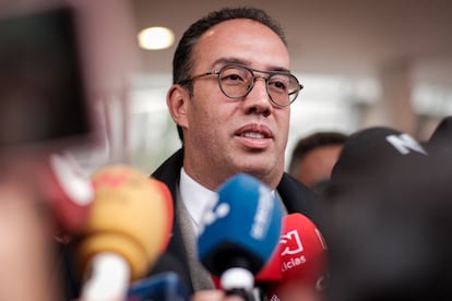 El abogado de Miguel Uribe Turbay, Víctor Mosquera, durante una rueda de prensa, en el hospital Fundación Santa Fe de Bogotá, en la mañana de este lunes.