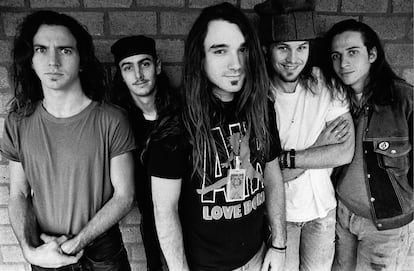 Pearl Jam em 1992. À esquerda, Eddie Vedder, o líder do grupo.