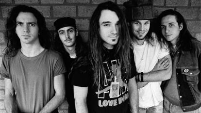 Pearl Jam em 1992. À esquerda, Eddie Vedder, o líder do grupo.