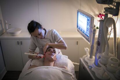 Un cliente durante una sesión en un centro de estética Cristina Álvarez.