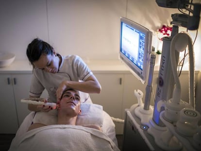 Un cliente durante una sesión en un centro de estética Cristina Álvarez.