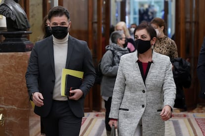 El portavoz parlamentario de ERC, Gabriel Rufián, junto a la portavoz de EH Bildu, Mertxe Aizpurua, a su llegada a la sesión de control del Gobierno en el Congreso, el 10 de noviembre.