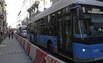 Autobuses atascados en la Carrera de San Jerónimo, donde cotidianamente se forman embotellamientos. 