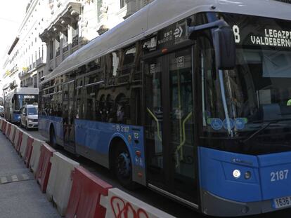 Autobuses atascados en la Carrera de San Jerónimo, donde cotidianamente se forman embotellamientos. 