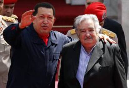 Fotografía tomada en enero de 2011 en la que se registró al presidente de Venezuela, Hugo Chávez (i), a lado de su homólogo de Uruguay, José Mújica (d), quienes junto a las presidentas de Argentina, Cristina Fernández, y de Brasil, Dilam Rousseff, asistirán este martes a la formalización del ingreso de Venezuela al Mercosur. EFE/Archivo