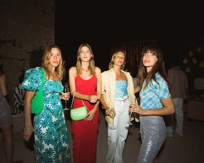 Nuria Val, Inés Ybarra, Sofía Moser y Louise Follain, todas con look de Mango.