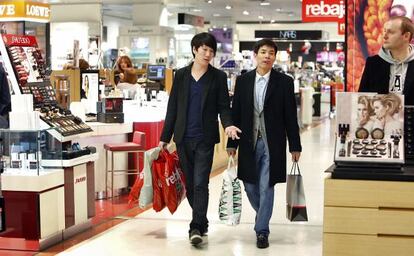 Dos turistas en una tienda de El Corte Inglés.