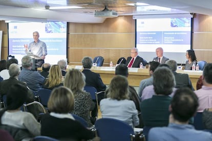 Michael Harris (l) addresses the round table