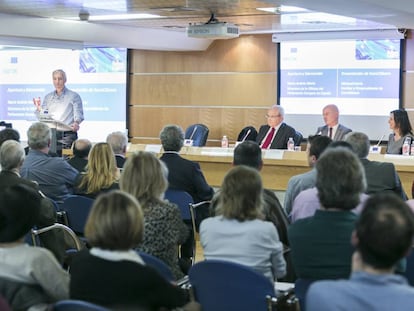 Michael Harris (l) addresses the round table