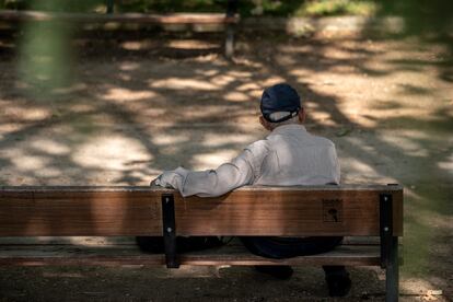 Anciano en el parque Caramuel en el barrio de Puerta del Ángel de Madrid