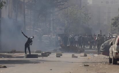 Manifestantes contra la decisión de aplazar las elecciones de Senegal, en una calle de Dakar, el 9 de febrero. 