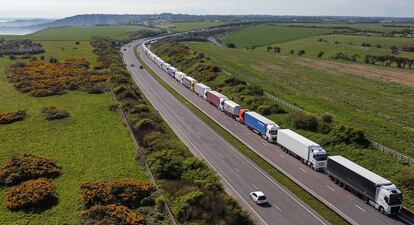 Los nuevos controles aduaneros entre el Reino Unido y la UE provocan largos atascos, como este de Dover, el pasado 15 de abril