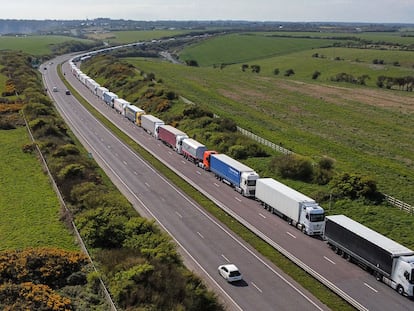 Los nuevos controles aduaneros entre el Reino Unido y la UE provocan largos atascos, como este de Dover, el pasado 15 de abril