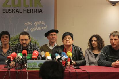 Txelui Moreno, Marian Beitialarrangoitia y Rufi Etxeberria, en rueda de prensa en San Sebastián. Detrás, con <i>txapela,</i> Tasio Erkizia.
