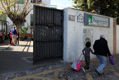 Exterior del colegio granadino donde se detectó el brote.