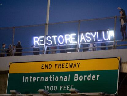 Un grupo de activistas protestan contra la reducción del asilo en EE UU en el puente fronterizo de Tijuana.