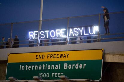 Un grupo de activistas protestan contra la reducción del asilo en EE UU en el puente fronterizo de Tijuana.