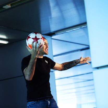 Víctor Valdés, con la pelota de la <i>Champions</i> en la ciudad deportiva del Barça.