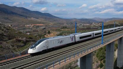 Uno de los Talgo Avril de Renfe rotulado con la marca AVE.