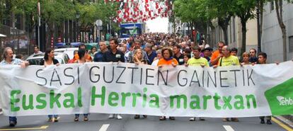La marcha convocada por la izquierda 'abertzale' a su paso por el centro de Bilbao.