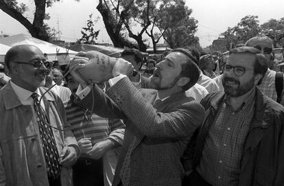 El exalcade de Madrid y senador Juan Barranco bebe de una bota en la pradera de San Isidro el 15 de mayo de 1998.