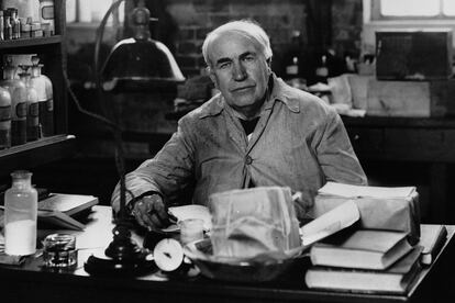 Thomas Edison, mítico inventor y padre de miles de patentes, realizó centenares de intentonas antes de conseguir dar con una bombilla comercialmente viable. Preguntando sobre la gestión de los conatos, el estadounidense fue claro: “No he fallado diez mil veces. No he fallado ni una sola vez. He tenido éxito al saber que hay diez mil formas en las que no funcionará. Cuando haya eliminado las formas en las que no funcionará, encontraré la forma en la que sí lo hará”.