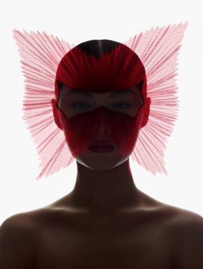 Tocado inspirado en Peggy Guggenheim de la colección alta costura primavera-verano 2018 de Dior.