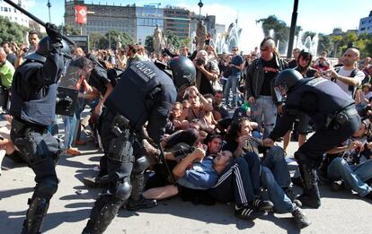 Los Mossos d'Esquadra durante el desalojo de la plaza de Catalunya de Barcelona el 27 de mayo de 2011.