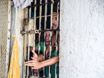 Hombres privados de su libertad se asoman por la puerta de su celda en un centro penitenciario en Caracas (Venezuela), en una fotografía de archivo.