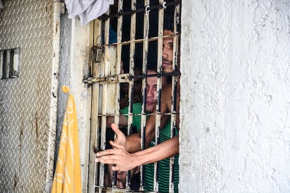 Presos se asoman por la puerta de su celda, en Caracas.