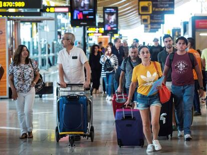 Viajeros transitan por la terminal 4 del aeropuerto de Barajas