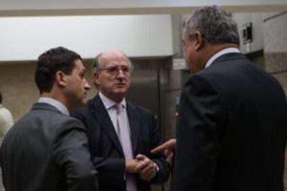 El presidente de la empresa petrolera española Repsol, Antonio Brufau (c), tras una reunión con el vicepresidente económico venezolano, Rafael Ramírez (fuera de cuadro), en la sede de Petróleos de Venezuela S.A. (PDVSA) en Caracas, Venezuela.