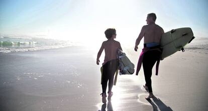 Padre e hijo, preparados para hacer surf.