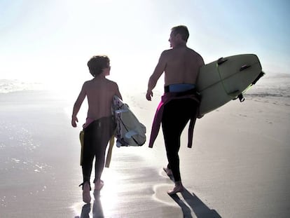 Padre e hijo, preparados para hacer surf.