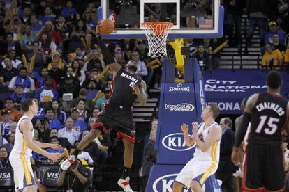 LeBron James machaca el aro  