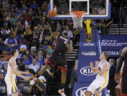 LeBron James machaca el aro