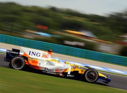 Alonso durante los primeros entrenamientos libres del Gran Premio de Hungría