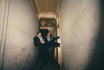 Detectives durante un redada. Chicago, Illinois, 1957