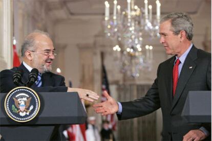 El presidente de EE UU, George W. Bush, saluda al primer ministro iraquí, Ibrahim al Yafari, en la Casa Blanca.